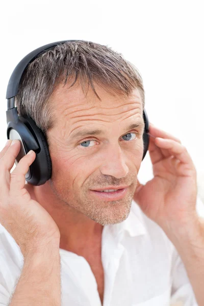 Hombre escuchando algo de música — Foto de Stock