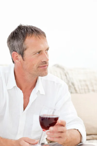 Όμορφος άντρας πίνοντας λίγο κόκκινο κρασί — Φωτογραφία Αρχείου