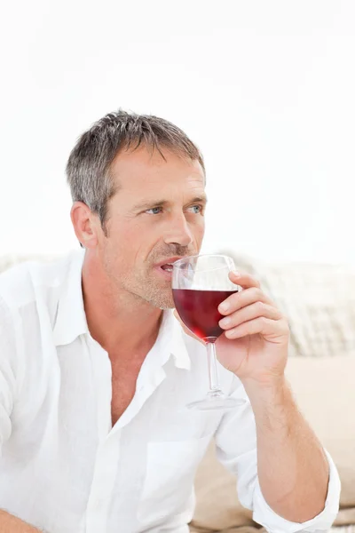英俊的男人喝一些红酒 — 图库照片