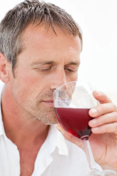 Um homem bonito a beber vinho tinto. — Fotografia de Stock
