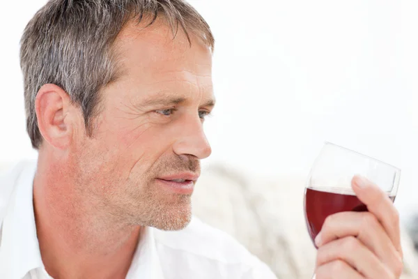 Hombre guapo bebiendo vino tinto — Foto de Stock