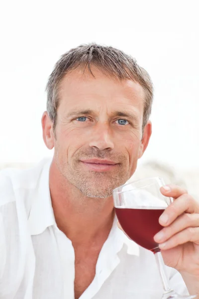 Hombre guapo bebiendo vino tinto — Foto de Stock