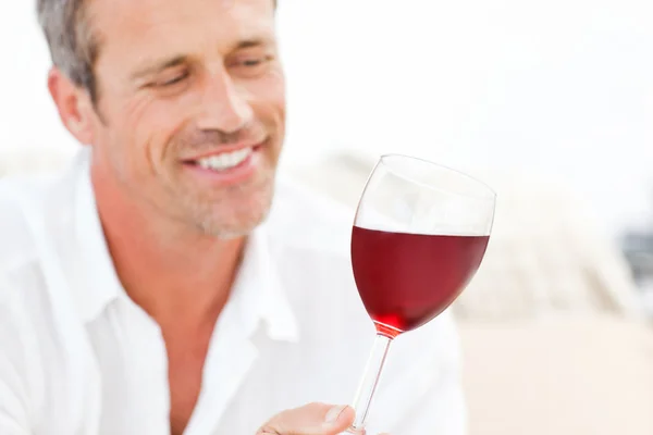 일부 레드 와인을 마시는 잘생긴 남자 — 스톡 사진