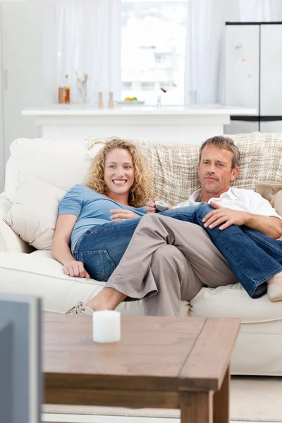 Los amantes de ver la televisión en la sala de estar en casa — Foto de Stock
