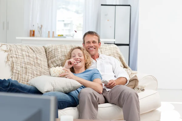 Miłośnicy oglądania tv w salonie w domu — Zdjęcie stockowe