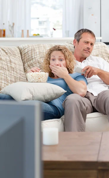 Amantes assistindo tv na sala de estar em casa — Fotografia de Stock