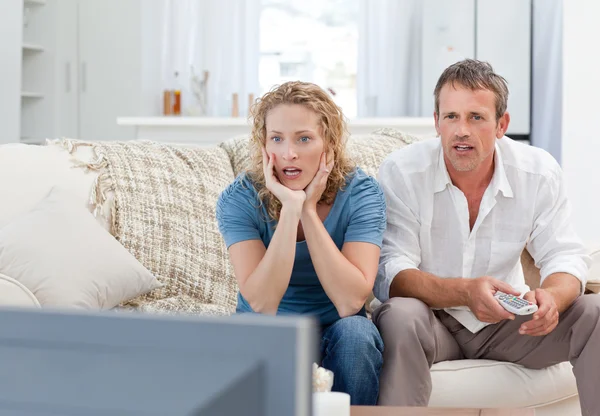 Liefhebbers van tv in de woonkamer thuis kijken — Stockfoto