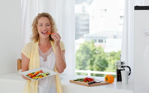 Όμορφη γυναίκα τρώει λαχανικά — Stockfoto