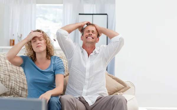 Amantes assistindo tv na sala de estar em casa — Fotografia de Stock