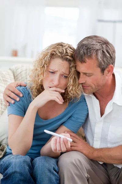 Gli amanti guardando un test di gravidanza — Foto Stock