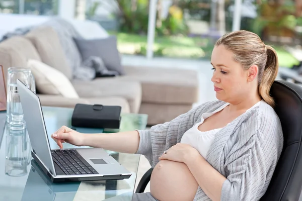 Kobieta w ciąży martwi się obliczania jej domowe rachunki — Zdjęcie stockowe