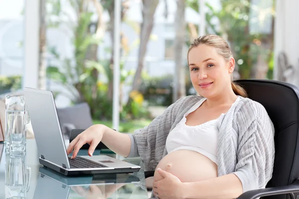 Kobieta w ciąży martwi się obliczania jej domowe rachunki — Zdjęcie stockowe