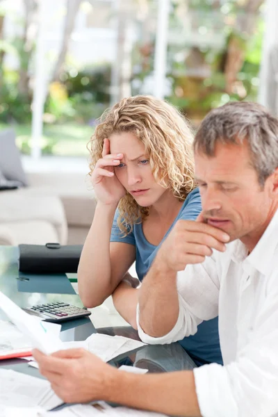 Casal desesperado calculando suas contas domésticas — Fotografia de Stock
