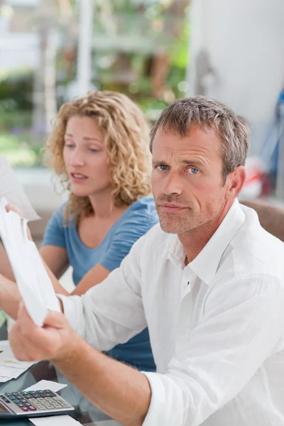 Casal desesperado calculando suas contas domésticas — Fotografia de Stock