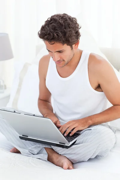 Чоловік працює на ноутбуці вдома — стокове фото