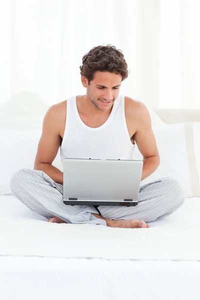 Homem trabalhando em seu laptop em casa — Fotografia de Stock