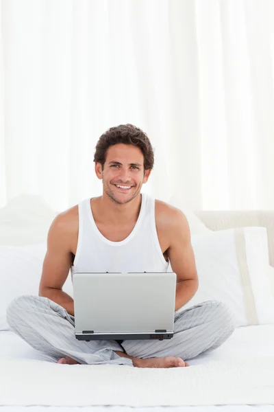 Man die thuis aan zijn laptop werkt — Stockfoto