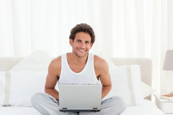 Homem trabalhando em seu laptop em casa — Fotografia de Stock