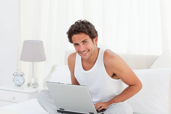 Homme travaillant sur son ordinateur portable à la maison — Photo