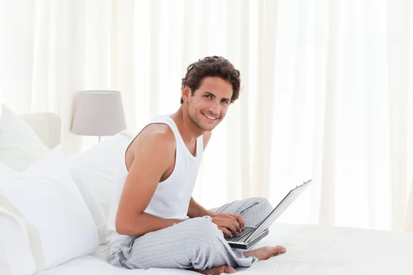 Muž pracující doma na svém laptopu — Stock fotografie