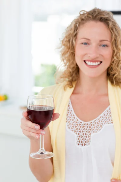 Donna che guarda la macchina fotografica con il suo drink di vino — Foto Stock