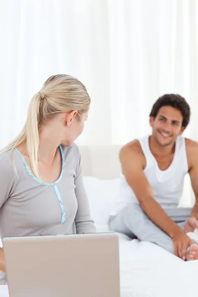 Woman talking with her boyfriend on the bed — Stock Photo, Image