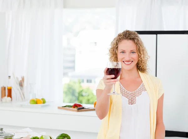 Kvinnan tittar på kameran med hennes dricka vin — Stockfoto