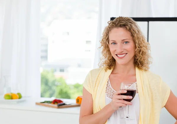 Frau blickt mit Wein in die Kamera — Stockfoto