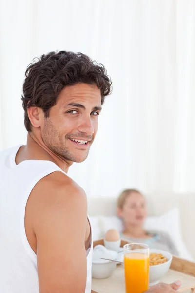 Чоловік приносить сніданок дружині — стокове фото
