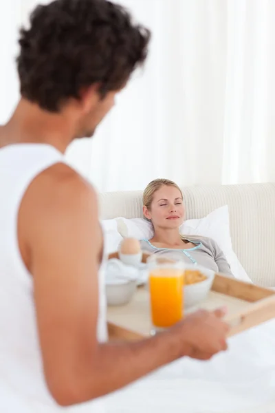 Het ontbijt te brengen aan zijn vrouw man — Stockfoto