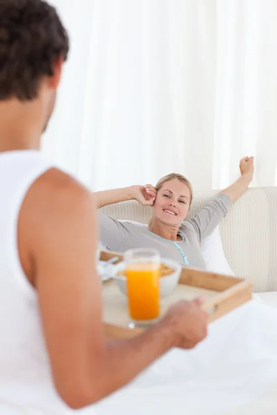 그의 아내에 게 아침 식사를 데 려 하는 남자 — 스톡 사진