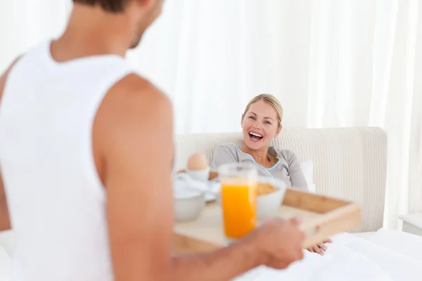 Człowiek przynosi śniadanie z żoną — Zdjęcie stockowe