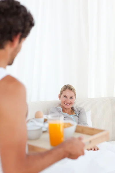 Homem trazendo o café da manhã para sua esposa — Fotografia de Stock