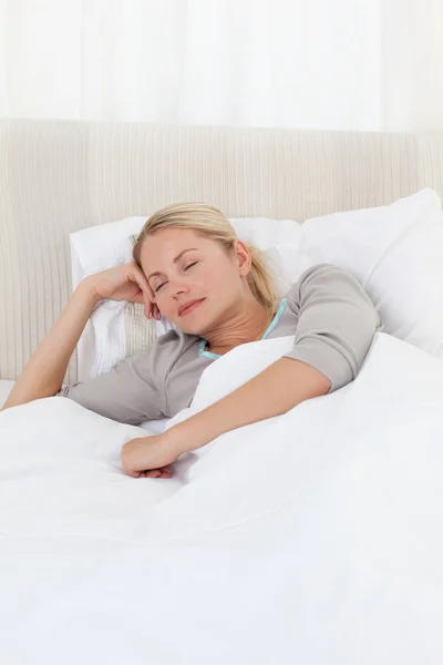 Mulher pacífica dormindo em sua cama em casa — Fotografia de Stock