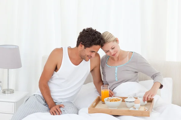 Lovers having breakfast at bed — Stock Photo, Image