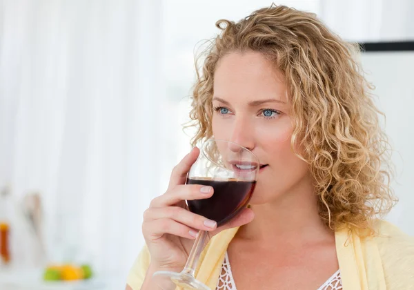 Ładna kobieta picia wina — Zdjęcie stockowe