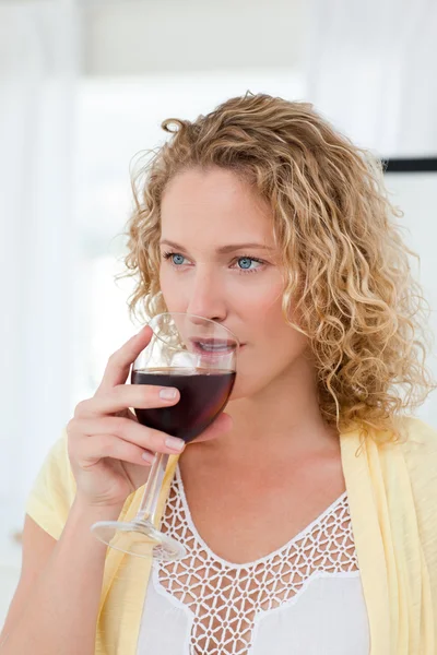 ผู้หญิงสวยดื่มไวน์ — ภาพถ่ายสต็อก