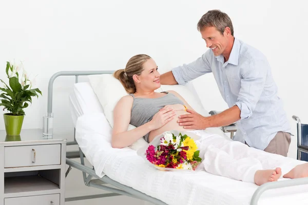 Casal adorável em um quarto de hospital — Fotografia de Stock