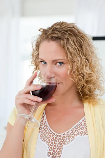 Hezká žena pije víno — Stock fotografie