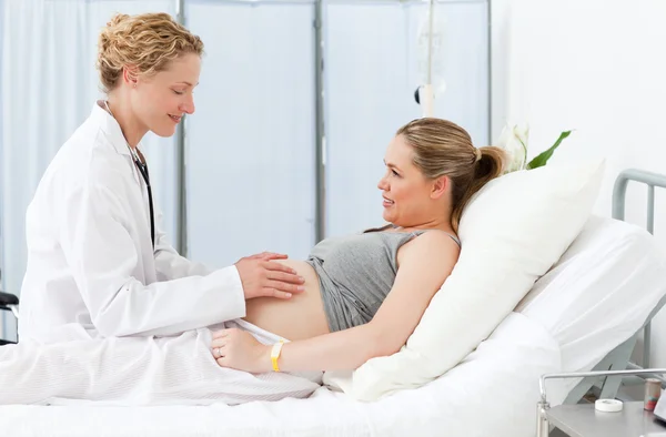 Enfermeira tranquilizando sua paciente grávida — Fotografia de Stock