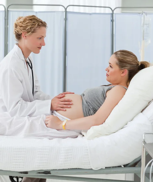 Enfermera tranquilizando a su paciente embarazada —  Fotos de Stock