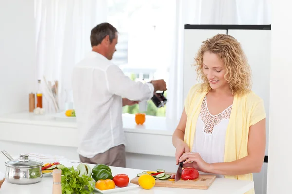Пара готовит вместе на своей кухне — стоковое фото