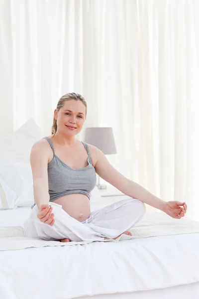 Pratik Yoga onun yatağında hamile kadın — Stok fotoğraf