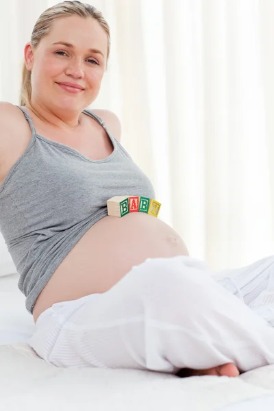 孕妇与婴儿在她的肚子上的多维数据集 — 图库照片