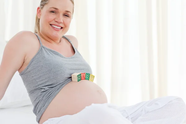 Terhes nő hasára baba kockák — Stock Fotó