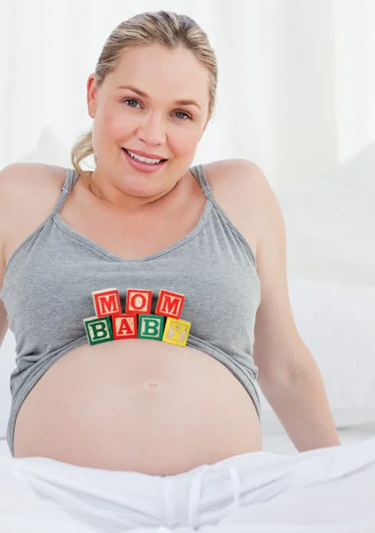 Έγκυος γυναίκα με κύβους μωρό στην κοιλιά της — Φωτογραφία Αρχείου