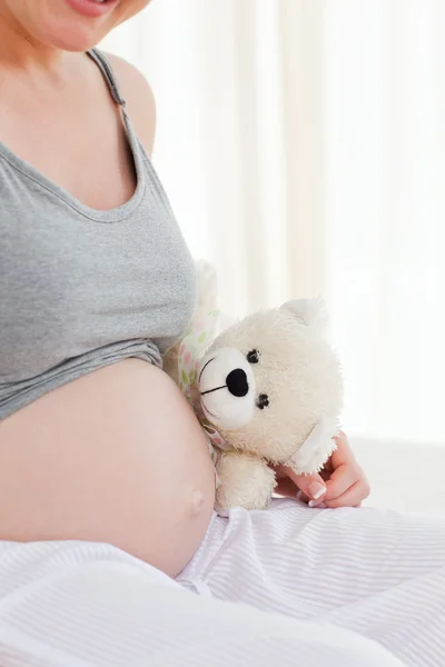Těhotná žena s plyšové hračky — Stock fotografie