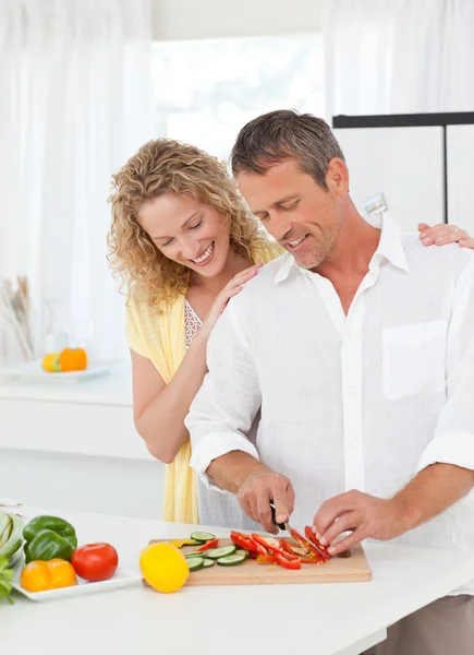 Casal cozinhar juntos em sua cozinha — Fotografia de Stock