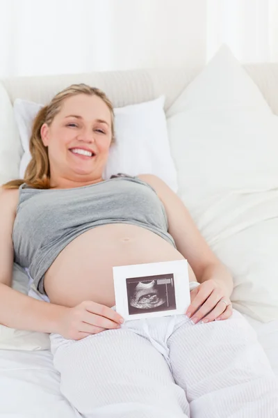 Задоволена вагітна жінка з її рентгенівським — стокове фото