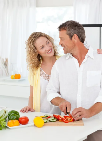 Couple cooking together in their kitchen — Stock Photo, Image